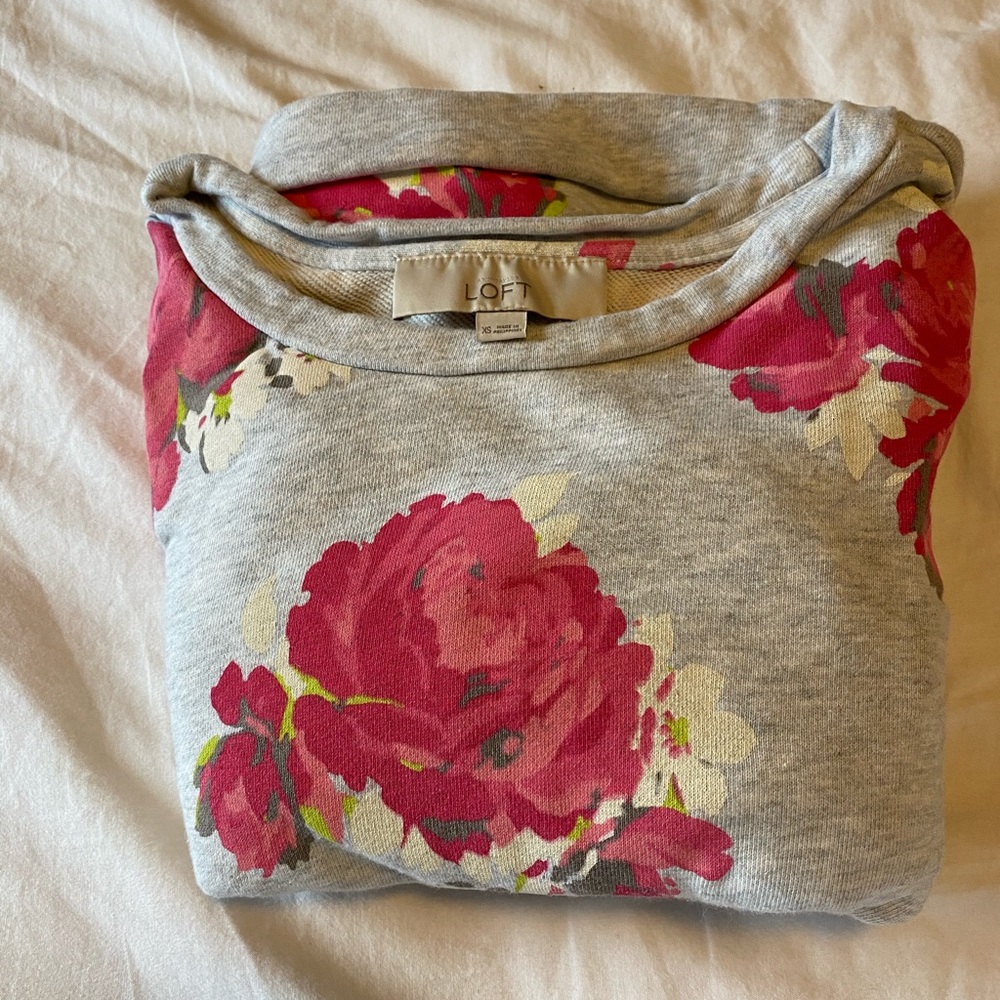 Cropped XS Ann Taylor Loft cotton floral top.